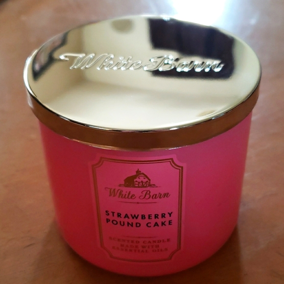 White Barn Other - White Barn 3 Wick Candle - Strawberry Pound Cake
